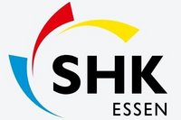 Das Bild zeigt ein Logo mit den Buchstaben "SHK" in großer Schrift, gefolgt von der Stadtbezeichnung "ESSEN". Um die Buchstaben sind farbige Halbkreise in Rot, Gelb und Blau angeordnet, die einen dynamischen Eindruck vermitteln.