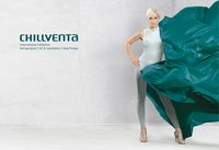 Eine Frau in einem silbernen Outfit steht vor einer grauen Wand und hält einen großen, teal-farbenen Stoff, der dynamisch nach außen weht. Der Text „CHILLVENTA“ und Informationen zur internationalen Ausstellung für Kühlung, Klimaanlage, Belüftung und Wärmepumpen sind rechts zu sehen.