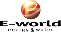 Das Bild zeigt ein stilisiertes Logo mit einem orangefarbenen, kugelförmigen Element, das vor einem hellen Hintergrund steht. Darunter befindet sich der Text „evo gy & w“ in schwarzer Schrift. Das Design vermittelt Modernität und Dynamik.