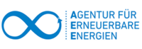 Logo der Agentur für Erneuerbare Energien, das ein Symbol für Nachhaltigkeit und unendliche Energiequellen darstellt. Der Name "Agentur für Erneuerbare Energien" ist neben dem Symbol in blauer Schrift angeordnet.