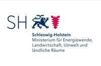 Logo des Ministeriums für Energiewende, Landwirtschaft, Umwelt und ländliche Räume von Schleswig-Holstein. Enthält die Abkürzung "SH" und Symbole, die für das Bundesland stehen.
