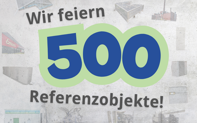 Text: Eine grafische Darstellung mit dem Text "Wir feiern 500 Referenzobjekte!" in großen, auffälligen Zahlen. Im Hintergrund sind verschiedene unscharfe Objekte und Strukturen zu sehen, die einen industriellen Bezug vermitteln.