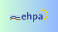Logo der EHPA (European Heat Pump Association) auf einem sanften, hellblauen Hintergrund. Das Design umfasst geschwungene Linien, die Wasser darstellen, und den Schriftzug "ehpa" in blauer Farbe, umgeben von einem Kranz aus gelben Sternen, der an die EU erinnert.