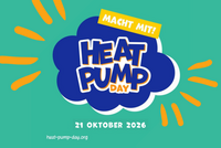 Logo für den Heat Pump Day mit der Aufschrift „Macht mit!“. Das Datum „21 Oktober 2026“ und die Website „heat-pump-day.org“ sind ebenfalls sichtbar. Der Hintergrund ist grün und es gibt orangefarbene Akzentlinien.