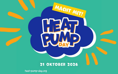 Logo für den Heat Pump Day mit der Aufschrift „Macht mit!“. Das Datum „21 Oktober 2026“ und die Website „heat-pump-day.org“ sind ebenfalls sichtbar. Der Hintergrund ist grün und es gibt orangefarbene Akzentlinien.