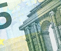 Nahaufnahme eines fünf Euro Scheins, der Säulen und einen Bogen darstellt. Die Architektur zeigt kunstvolle Details mit Schattierungen und Linien, eingebettet in eine farbige Hintergrundgestaltung. Der Betrag „5“ ist ebenfalls sichtbar.