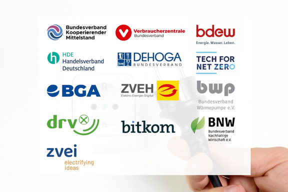 Mehrere Logos deutscher Verbände, darunter der Bundesverband Kooperierender Mittelstand, Verbraucherzentrale und bdew. Die Logos stehen in einer Anordnung auf einem hellen Hintergrund, mit einem Hand- und Stecker-Symbol im unteren Bereich.