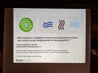 Eine Präsentation über das Thema "Wärmepumpen: ökologisch sinnvoll und ökonomisch belastet – was kostet uns die Energiewende im Heizungskeller?" steht im Vordergrund. Das Event fand am 21. März 2019 im Bundestag statt, organisiert vom Bundesverband Wärmepumpe e.V.