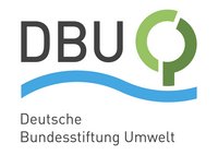 Logo der Deutschen Bundesstiftung Umwelt (DBU), bestehend aus den Buchstaben "DBU" in großen, dunklen Buchstaben, begleitet von einer blauen Welle und einem stilisierten grünen Kreis. Unter dem Logo steht der vollständige Name der Stiftung in kleinerer Schrift.