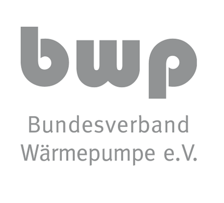 Logo des Bundesverbands Wärmepumpe e.V. in grauer Schrift. Das Kürzel "bwp" steht oben, gefolgt von dem vollständigen Namen des Verbands darunter. Es handelt sich um eine Organisation, die sich mit Wärmepumpentechnologie beschäftigt.