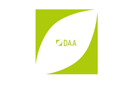 Logo der DAA: Ein grünes Quadrat mit einem stilisierten Blatt, das in der Mitte rechts das Wort "DAA" in heller Schrift zeigt. Das Design vermittelt ein Gefühl von Natur und Nachhaltigkeit.