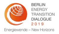 Ein Logo mit einem orangenen Kreis, der eine stilisierte Weltkugel zeigt, umgeben von einem grauen Schriftzug. Der Text enthält den Namen der Organisation und weist auf ihre globale Ausrichtung hin.