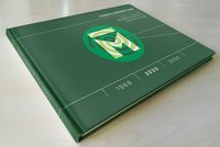 Ein grünes Buch mit einem Mittelpunkt-Logo und geometrischen Mustern auf dem Cover. Auf der Vorderseite sind die Jahre 1968, 2020 und 2050 abgebildet, was auf zeitliche Entwicklungen hinweist. Das Design vermittelt eine moderne und nachhaltige Ästhetik.