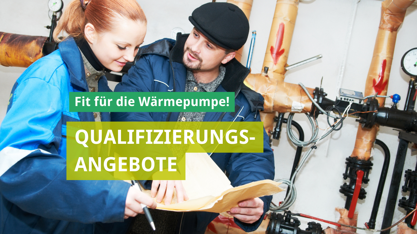 Zwei Personen überprüfen gemeinsam einen Plan in einem technischen Raum mit Rohren. Textbanner informiert über Qualifizierungsangebote für Wärmepumpen. Die Stimmung ist konzentriert und professionell.