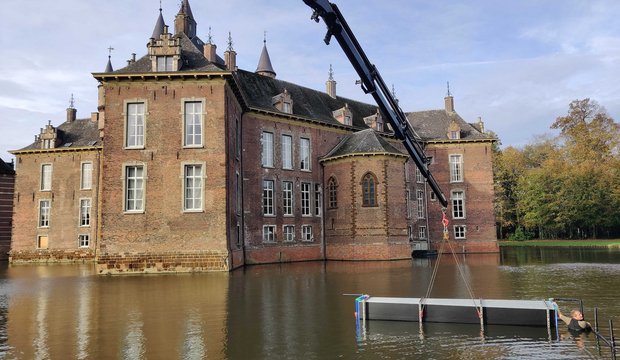 Schloss Merode mit wassergefülltem Schlossgraben. 