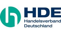 Das Bild zeigt das Logo des Handelsverbands Deutschland (HDE). Es besteht aus einem grünen und weißen Symbol, das einen stilisierten Buchstaben „H“ darstellt, und dem Schriftzug „HDE Handelsverband Deutschland“ in blauer Schrift daneben.