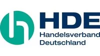 Das Bild zeigt das Logo des Handelsverbands Deutschland (HDE). Es besteht aus einem grünen und weißen Symbol, das einen stilisierten Buchstaben „H“ darstellt, und dem Schriftzug „HDE Handelsverband Deutschland“ in blauer Schrift daneben.