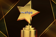 Goldener Stern mit dem Logo der EHPA (European Heating Pump Association) auf einem Podest, der für eine Auszeichnung oder Ehrung steht, vor einem dunkelglänzenden Hintergrund.