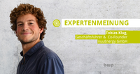 Porträt von Tobias Klug, Geschäftsführer und Co-Founder der nuuEnergy GmbH. Er lächelt freundlich vor einer grauen Wand. Neben ihm steht der Text "Expertenmeinung" in einer hellen Schrift.