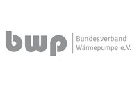 Logo des Bundesverbands Wärmepumpe e.V. in grauer Schrift. Der Name "bwp" steht für den Verband, der sich mit der Förderung und dem Einsatz von Wärmepumpen beschäftigt.