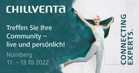 Veranstaltungsplakat für die Chillventa-Messe in Nürnberg vom 11. bis 13. Oktober 2022. Es zeigt eine fröhliche Person in einem hellen Anzug, die ein Tuch hält und ihre Arme ausbreitet. Der Text fordert dazu auf, die Community live und persönlich zu treffen.