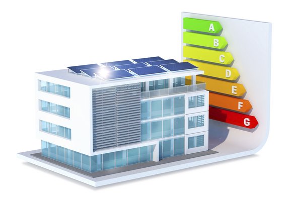 Das Bild zeigt ein modernes Gebäude mit Solarpanelen auf dem Dach. Daneben befindet sich eine farbige Skala von A bis G, die die Energieeffizienz des Gebäudes darstellt, wobei A die höchste und G die niedrigste Effizienz anzeigt.