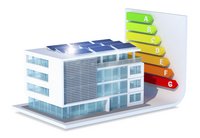 Das Bild zeigt ein modernes Gebäude mit Solarpanelen auf dem Dach. Daneben befindet sich eine farbige Skala von A bis G, die die Energieeffizienz des Gebäudes darstellt, wobei A die höchste und G die niedrigste Effizienz anzeigt.