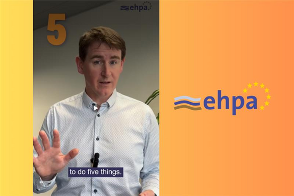 Ein Mann spricht in ein Mikrofon und zeigt mit der Hand, während er erklärt, dass man fünf Dinge tun soll. Links ist die Zahl 5 und rechts das Logo der EHPA (European Hemp Industry Association) abgebildet.