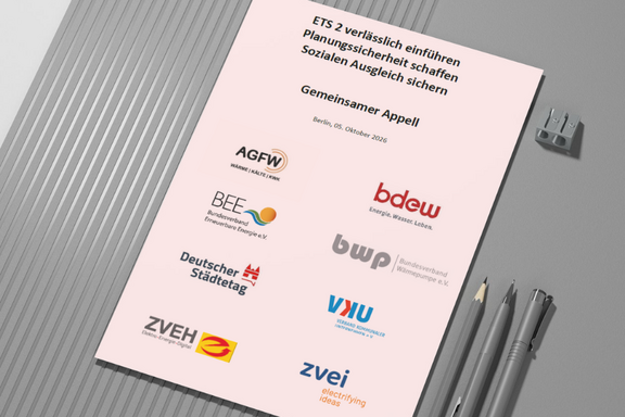 Ein Dokument auf einem grauen Hintergrund, das einen gemeinsamen Appell zur Einführung des ETS 2 enthält. Darunter sind mehrere Logos von Organisationen abgebildet. Das Datum ist der 6. Oktober 2016, und der Ort ist Berlin.