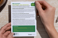 Auf dem Bild ist ein Informationsblatt über Wärmepumpen zu sehen. Es beantwortet Fragen zur Förderung, der aktuellen Gesetzgebung und zur Auswahl geeigneter Wärmepumpen. Zudem wird auf wichtige Deadlines und Ansprechpartner hingewiesen. Das Design ist übersichtlich und enthält wichtige Kontaktdaten.