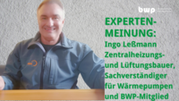 Ein lächelnder Mann in einem grauen Arbeitsanzug sitzt an einem Tisch. Neben ihm steht der Text "EXPERTENMEINUNG: Ingo Leßmann, Zentralheizungs- und Lüftungsbauer, Sachverständiger für Wärmepumpen und BWP-Mitglied". Der Hintergrund ist texturiert und neutral.