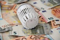 Ein Heizkörperthermostat steht auf einem Haufen geldlicher Euroscheine verschiedener Werte. Die Gegenüberstellung vermittelt das Thema Heizkosten und finanzielle Ausgaben.