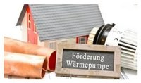 Das Bild zeigt ein Modellhaus, Kupferrohre, und einen Heizkörperthermostat. Im Vordergrund steht ein Schild mit der Aufschrift "Förderung Wärmepumpe". Das Bild thematisiert die staatliche Förderung für die Installation von Wärmepumpen in Gebäuden.