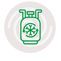 Eine grüne Gasflasche mit einem Symbol für Kältemittel im Inneren. Die Flasche steht auf einem weißen Hintergrund mit sanften, spiralförmigen Linien. Sie steht stellvertretend für Kühlung oder klimatisierte Systeme.