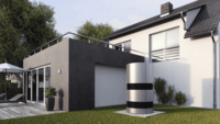 Eine moderne Hausansicht zeigt ein flaches, grau umkleidetes Gebäude mit großen Fenstern und einem Balkon. Im Vordergrund steht ein silberner Zylinder mit schwarzen horizontalen Streifen, umgeben von einer Rasenfläche und kleinen Pflanzen.