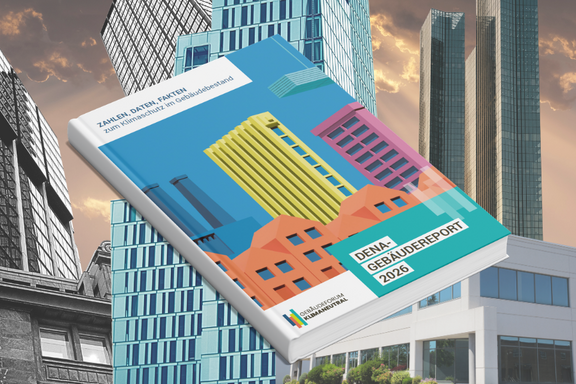 Ein offenes Buch mit dem Titel "DENA-GEBÄUDEREPORT 2026" auf einem farbenfrohen Cover, das abstrakte Gebäude darstellt. Im Hintergrund sind moderne Wolkenkratzer sichtbar. Das Bild vermittelt den Eindruck von städtischer Architektur und Gebäudeanalysen.