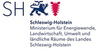 Logo des Ministeriums für Energiewende, Landwirtschaft, Umwelt und ländliche Räume Schleswig-Holstein. Der Schriftzug „Schleswig-Holstein“ steht über dem Ministeriumsnamen, das von Symbolen in den Farben Blau und Rot begleitet wird.