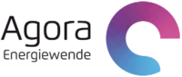 Logo von Agora Energiewende. Es zeigt den Schriftzug „Agora“ in schwarzer Schrift und den Untertitel „Energiewende“ in kleinerer Schrift. Neben dem Text befindet sich ein stilisierter Buchstabe „C“ in einem Farbverlauf von Rosa zu Lila.