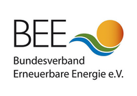 Logo des Bundesverbands Erneuerbare Energie e.V. (BEE). Es zeigt die Buchstaben "BEE" und den vollständigen Vereinsnamen. Eine stilisierte Sonne und Wellen sind abgebildet, die für erneuerbare Energien stehen.