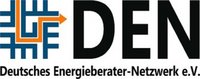 Das Bild zeigt das Logo des Deutschen Energieberater-Netzwerks e.V. (DEN). Es besteht aus einer stilisierten Grafik mit blauen und orangefarbenen Elementen, die in einer labyrinthartigen Form angeordnet sind, und dem Schriftzug „DEN“ sowie „Deutsches Energieberater-Netzwerk e.V." darunter.