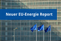 Der Text auf dem Bild lautet: "Neuer EU-Energie Report". Im Hintergrund sind die Bürofenster eines modernen Gebäudes zu sehen, sowie mehrere EU-Flaggen, die im Vordergrund wehen.