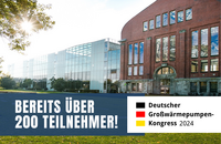 Das Bild zeigt ein modernes Gebäude mit großen Glasflächen, umgeben von Bäumen und Wiese. Darunter steht in großer Schrift: „Bereits über 200 Teilnehmer!“ Hinzugefügt sind Symbole für den Deutschen Großwärmepumpen-Kongress 2024.