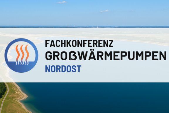 Das Bild zeigt das Logo einer Fachkonferenz für Großwärmepumpen im Nordosten, ergänzt durch einen blauen Wasserhintergrund. Die Konferenz betont innovative Lösungen in der Wärmepumpentechnologie.