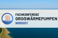Das Bild zeigt das Logo einer Fachkonferenz für Großwärmepumpen im Nordosten, ergänzt durch einen blauen Wasserhintergrund. Die Konferenz betont innovative Lösungen in der Wärmepumpentechnologie.