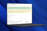 Ein Laptop zeigt einen Bildschirm mit dem Titel "Förderrechner Wärmepumpe". Der Inhalt enthält Informationen zur Berechnung von Fördermöglichkeiten für Wärmepumpen sowie Eingabefelder. Der Hintergrund ist in Blau gehalten.