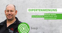 Ein Mann mit kurz geschnittenen Haaren und einem lächelnden Gesicht steht vor einem grauen, strukturierten Hintergrund. Er trägt ein schwarzes Poloshirt mit einem Logo. Neben ihm steht der Text "Expertenmeinung" und sein Name sowie Titel als Geschäftsführer eines Unternehmens für Haus- und Gebäudetechnik.