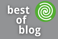Logo mit dem Text „best of blog“ in großer, fettgedruckter Schrift auf grauem Hintergrund. Rechts oben befindet sich ein grünes, rundes Symbol mit einem weißen Spiralmuster.