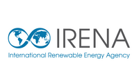 Logo der Internationalen Agentur für erneuerbare Energien (IRENA). Es zeigt einen Weltglobus in blauer Farbe und den Namen "IRENA" in Grau, gefolgt von der vollständigen Bezeichnung "International Renewable Energy Agency" in blauer Schrift. Das Design vermittelt das Thema nachhaltige Energie.