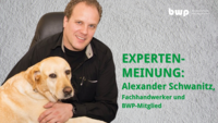 Ein Mann sitzt mit einem Labrador auf dem Schoß. Er trägt ein schwarzes Hemd und hat einen freundlichen Ausdruck. Der Text neben ihm beschreibt ihn als Alexander Schwanitz, Fachhandwerker und Mitglied des BWP, und verweist auf seine Expertenmeinung.