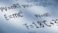 Das Bild zeigt verschiedene physikalische Gleichungen, darunter die ideale Gasgleichung PV=nRT und die berühmte Energiegleichung E=mc². Die Formeln sind in klarer Schrift auf einem hellen Hintergrund dargestellt.